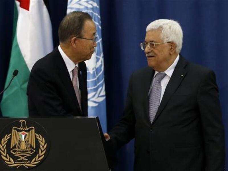 United Nations Secretary General Ban Ki-moon (L) shakes hands with Palestinian President Mahmoud Abbas during a press conference following a meeting in the West Bank city of Ramallah, October 21, 2015. (AFP/File)