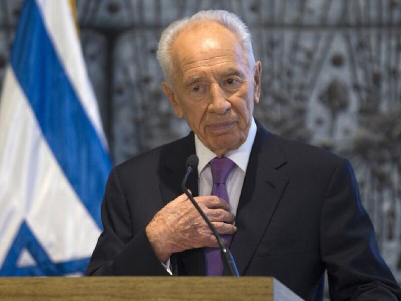 شمعون بيريس:
رحل الرئيس الإسرائيلي الأسبق في 28 سبتمبر/أيلول، المسؤول عن صفقات الأسلحة في الميليشيات الصهيونية التي عُرفت باسم "الهاغاناه"، وكانت نواة الجيش الإسرائيلي، وأسس لاحقًا منشأة نووية سرية في ديمونة.