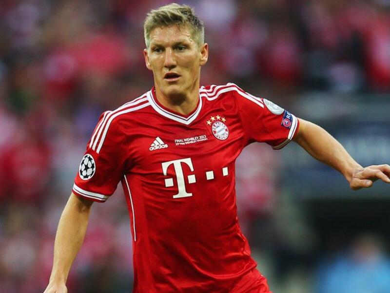 الألماني باستيان شفاينشتايغر: حوله لويس فان خال من الجناح الأيمن إلى لاعب وسط مدافع، ليصبح نجم المانشافت سريعاً نقطة محورية في بايرن ميونخ نظراً لالتزامه وتفانيه الكبيرين، وقدرته على التحكم بنسق اللعب.