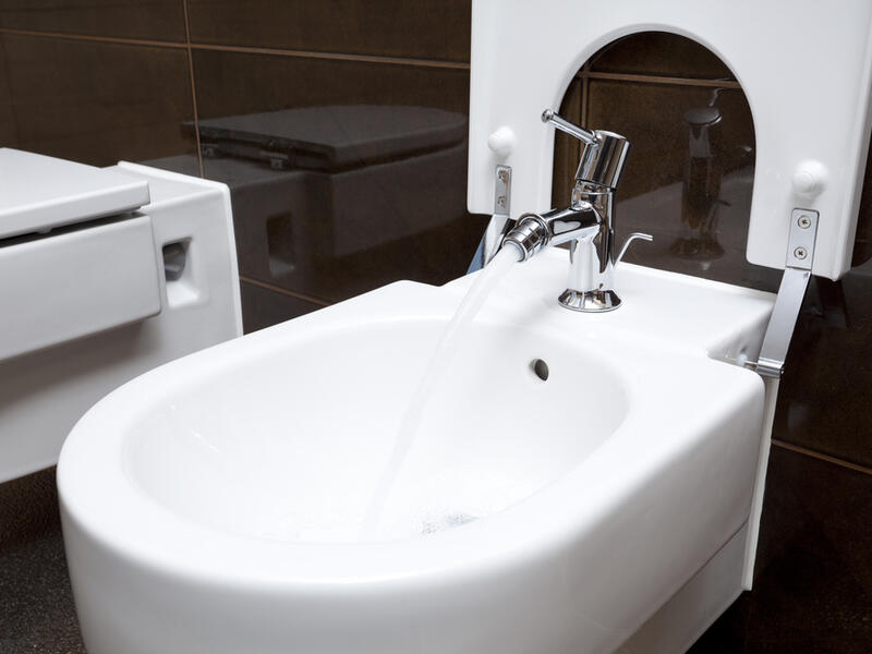 Religious mentors had their disagreements on the use of “shattaf,” or bidet, after using the restroom. Some said it’s OK to use it while others said water going into your anus would break your fast. (Shutterstock)