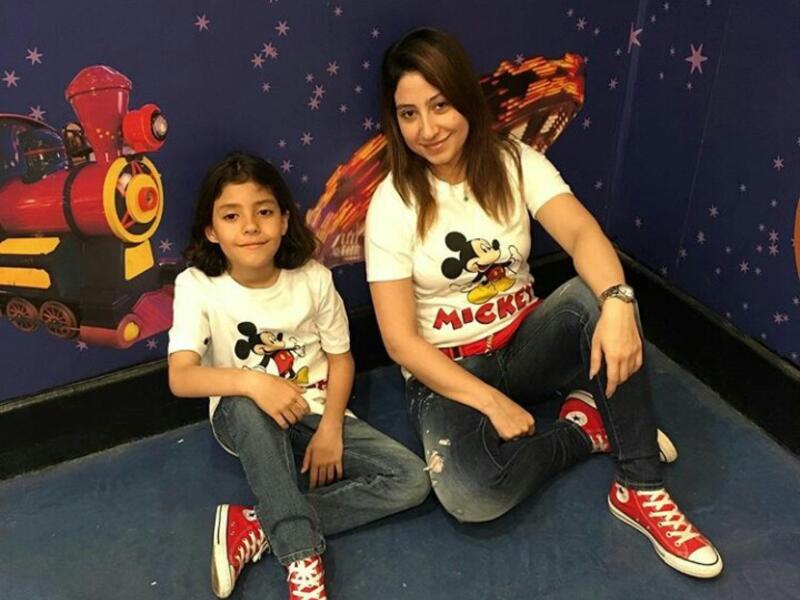 شاركت المطربة بوسي جمهورها عبر موقع «أنستجرام»، في صور جديدة لها. بوسي ظهرت في الصور مع ابنها الوحيد ياسين، حيث كانا يرتديان نفس الملابس والحذاء، وظهرت بوسي في إحدى الصور وهي تقبل ابنها، وعلقت قائلة: «أنا وابني حبيبي ياسو ربنا يخليهولي».
