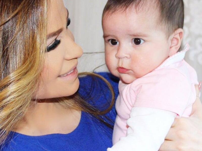 عبر حسابها الخاص على أحد مواقع التواصل الإجتماعي نشرت الفنانة كارول سماحة صورة تجمعها بطفلتها الاولي “تالا”. واشارت كارول في تعليقها على الصورة الى ان تالا اكملت شهرها السادس.