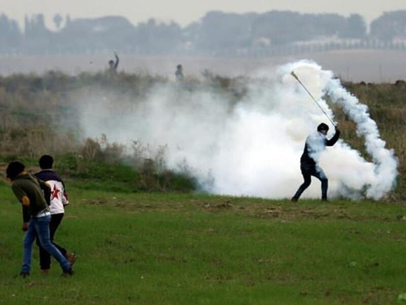 Palestinian protesters clash with Israeli forces near a border fence east of Gaza City on December 29, 2017 (AFP) 