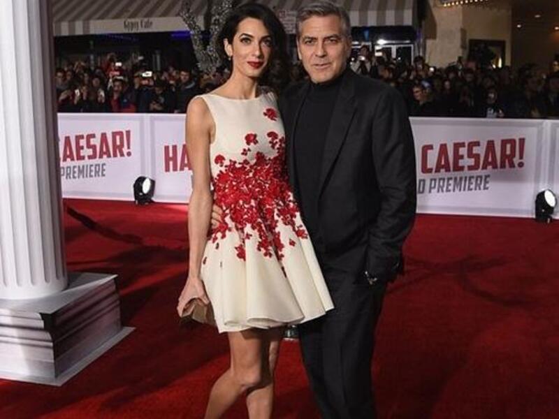 استطاع النجم الشهير جورج كلوني وزوجته المحامية أمل علم الدين  أن يخطفا الأنظار في امسية العرض الخاص لفيلمه الجديد “hail ceaser”  "يعيش القيصر" وظهرت علم الدين بلوك جديد كان محط انظار الحاضرين الذين استقبلوهما على السجادة الحمراء بسيارة كلاسيكة.