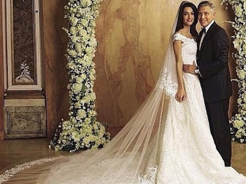 في عيد ميلاد النجم العالمي جورج كلوني نستعرض صورة من زفافه على المحامية اللبنانية أمل علم الدين والتي أفقدته لقب أشهر عازبي هوليود والجدير بالذكر ان الزفاف كان في شهر 9 من عام 2014.