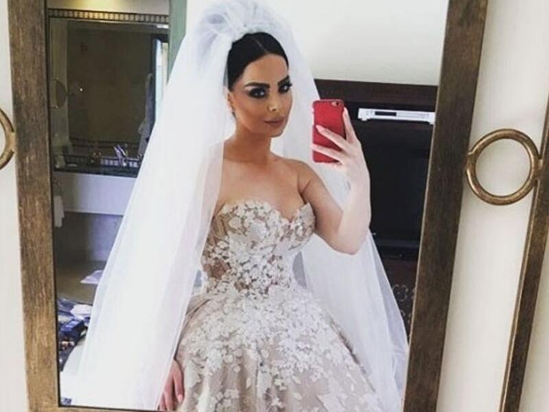 فاجأت الفنانة الأردنية ديانا كرازون متابعيها ونشرت صوراً ظهرت فيها ترتدي فستان الزفاف الأمر الذي أثار تساؤلات محبيها حول زواجها ديانا نفت زواجها وأوضحت سبب ارتدائها فستان الزفاف مضيفة: «كان عندي تصوير لعروس ال٢٠١٦ " .