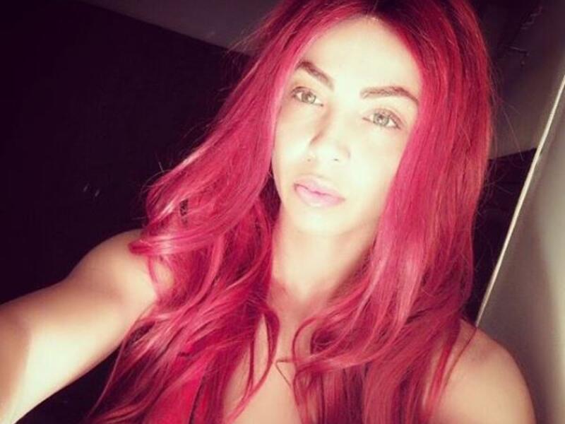 نشرت الفنانة اللبنانية دوللي شاهين عبر حسابها الخاص على الانستغرام صورة بالشعر الأحمر وبدون مساحيق التجميل وكتبت معلقة: " تصبحوا على خير...ومن غير ماكياج...بحبكم اوي"