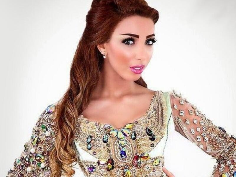 دنيا بطمة: المغنية المغربية حظيت بأمومة أبناء زوجها المنتج البحريني محمد الترك، وبعد مضي 4 سنوات على زواجها أعلنت عن حملها وستختبر المومة بعد 4 شهور.
