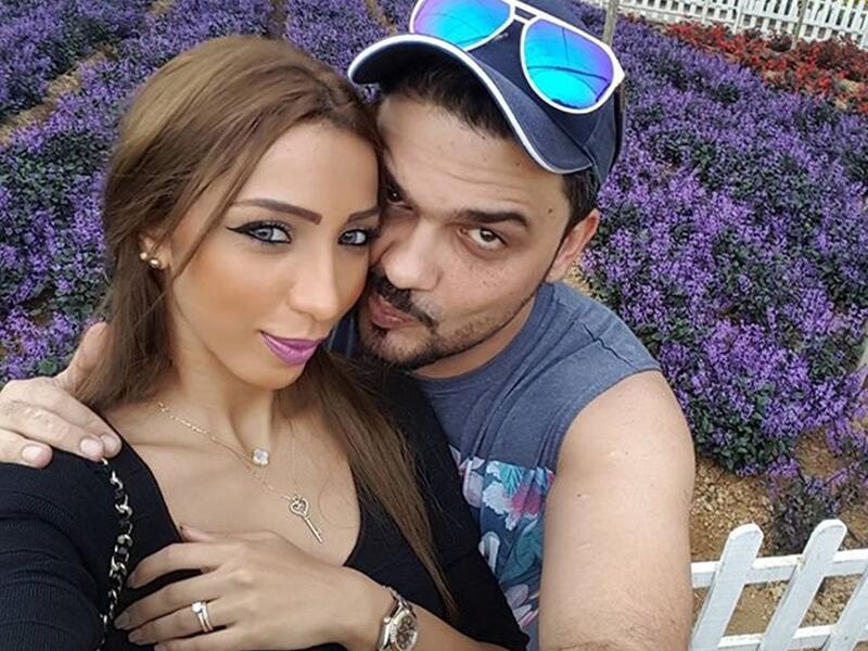 نشرت المطربة المغربية دُنيا بطمة، صورة لها برفقة زوجها ومدير أعمالها محمد الترك، عبر الإنترنت.علّقت بطمة على الصورة قائلة: “كنتمنى لكم يوم جممميل بطماويين مزيان واعر انا والحب …. عسى أيامنا وايامكم كلها ورد يا ورود حيياتي احبك يا اغلى وردة ببستان حياتي”.