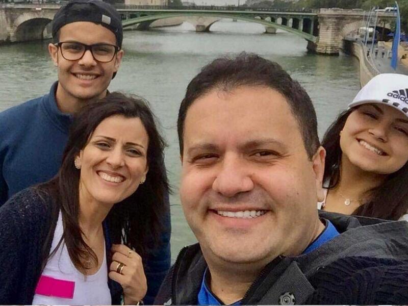 شارك الفنان إدوارد جمهوره بصور عائليه له كشف فيها عن أولاده اللذان أصبحا في عمر الشباب وذلك للمرة الأولى ونشر إدوارد عبر حسابه انستغرام صورة تجمعه بزوجته وابنه وابنته وقد أصبحا في سن الشباب ويقفان إلى جانب والدهما وتقارب طولهما كما ظهرت ابنته تُشبهه كثيرا.