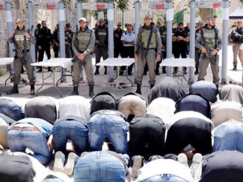 أعلن الرئيس محمود عباس تجميد الاتصالات مع إسرائيل إلى حين إلغاء إجراءاتها في المسجد الأقصى، يرفض الفلسطينيون في مدينة القدس الدخول إلى المسجد الأقصى من البوابات الإلكترونية.
