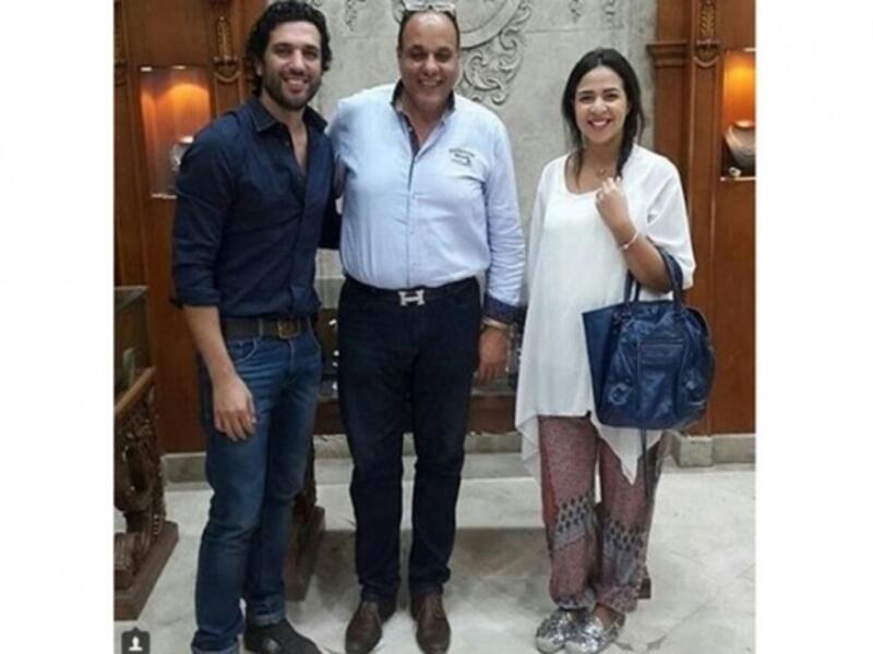 انتشر على صفحات معجبي الفنانة ايمي سمير غانم على “فايسبوك” أول صورة لها مع زوجها الفنان حسن الرداد أثناء توجّههما لشراء الشبكة، وخاتم الزواج.