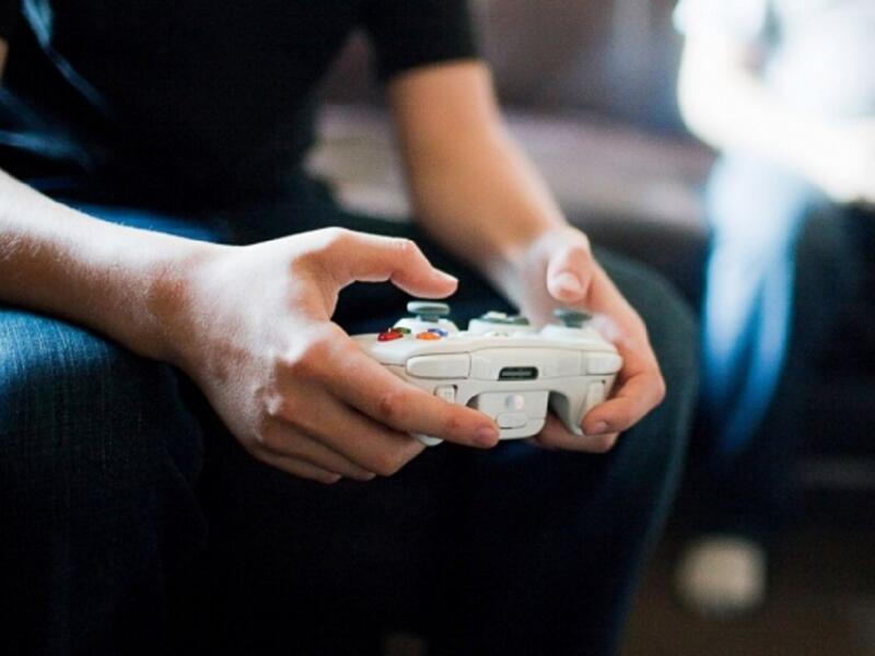 مادننغ ويسبر: أداة تتحكم بأجهزة الإنذار، جاء هذا الاسم النمطي من لعب الفيديو فهي ترسم صورة لقرصان إلكتروني يحب البيتزا، والجعة، والخيال العلمي، وألعاب الفيديو على الإنترنت.
