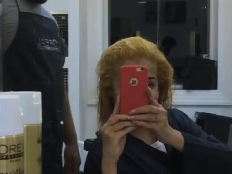 نشرت غادة عبد الرازق مقاطع من الفيديوهات عبر انستقرام أثناء تواجدها في مركز التجميل من أجل تغيير لون شعرها غادة عبد الرازق أخفت ملامح وجهها من خلال الفيديو الذي نشرته واكتفت بإظهار نفسها مرة والصبغة على شعرها والمرة الأخرى بلون فاتح يميل للأشقر صدم جمهورها.