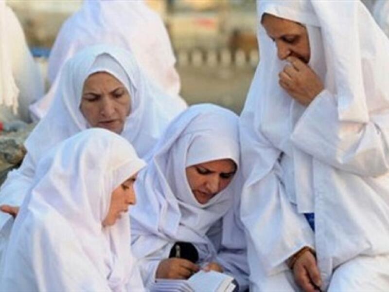 لباس المرأة في الحج؟ ليس للمرأة ثياب مخصصة تلبسها في الحج، وإنما تلبس ما جرت عادتها بلبسه مما يستر بدنها وليس فيه زينة ولا تشبُّه بالرجال، وإنما نهيت المرأة المحرمة عن لبس البرقع والنقاب مما خِيط أو نُسِج للوجه خاصة.