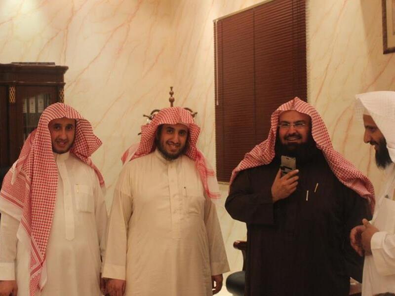 تنكر الشيخ الدكتور عبد الرحمن السديس، إمام الحرم المكي والرئيس العام لشئون الحرمين، وذلك بجلوسه على كرسي متحرك لكبار السن في المسعى. وهو يخفي وجهه عن الجموع. وذلك ليتفقد الخدمة المقدمة للحجاج.

