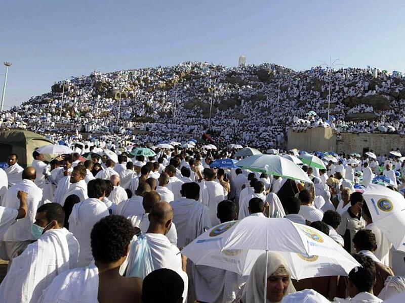 هل يجوز صيام بعض عشر ذي الحجة وترك بعضها لعدم تحمل الجسم للصيام؟ يجوز للإنسان أن يصوم بعض أيام العشر في ذي الحجة ويدع بعضها، وإذا كان ترك البعض من أجل مرض ألمَّ به أو ضعف ألمَّ به، وكان من عادته أنه يصومها، فإنه يُكْتَب له أجرها كاملًا.