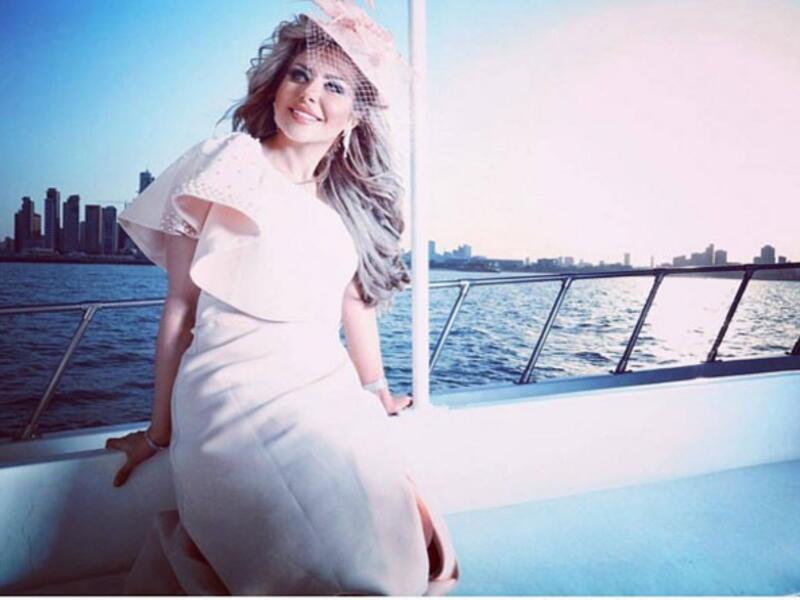 خضعت الإعلامية الكويتية حليمة بولند لجلسة تصوير على «اليخت» ظهرت فيها بإطلالة مبهر. حليمة تألقت بفستان شديد الأناقة ووضعت «برنيطة» على رأسها تاركة شعرها  ينسدل على ظهرها في إطلالة أظهرتها كالأميرة الفاتنة .