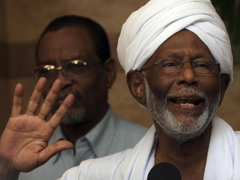 حسن الترابي:
توفي السياسي السوداني في 6 مارس/آذار، الذي أتقن أربع لغات: العربية والإنجليزية والفرنسية والألمانية، ويُعتبر الدكتور الترابي القوة التي مكنت الرئيس عمر البشير من الوصول إلى سدة الحكم.