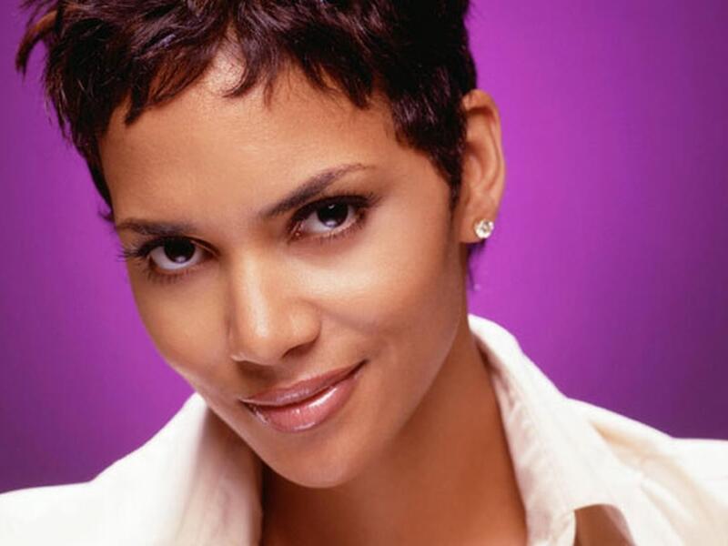 "هالي بيري"
تعرضت للضرب على يد صديقها السابق مما أفقدها 80% من السمع في أذنها اليسرى.