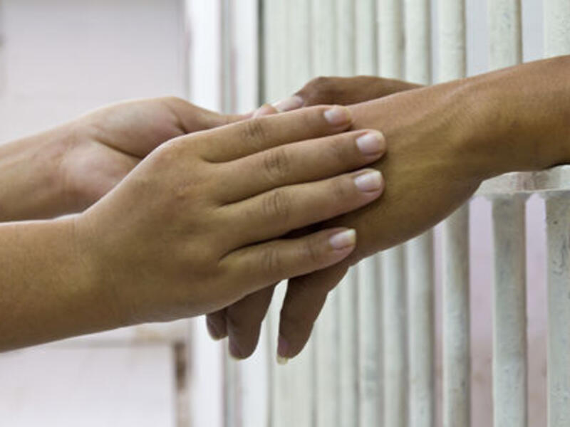 Soon, family members of Kuwaiti prisoners will be able to see their loved ones without bars blocking them! (Shutterstock)