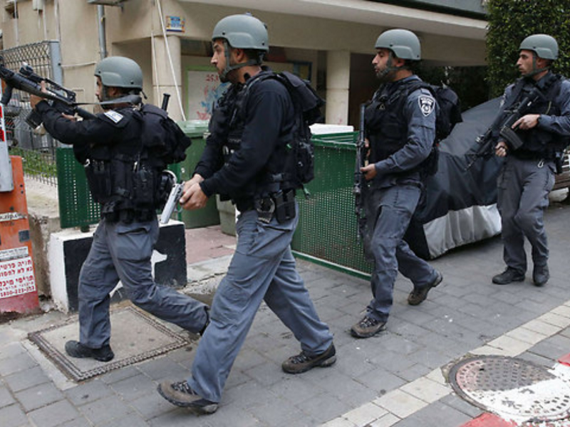 Israeli police search for a Palestinian attacker in Tel Aviv in January 2016. (AFP Photo) 