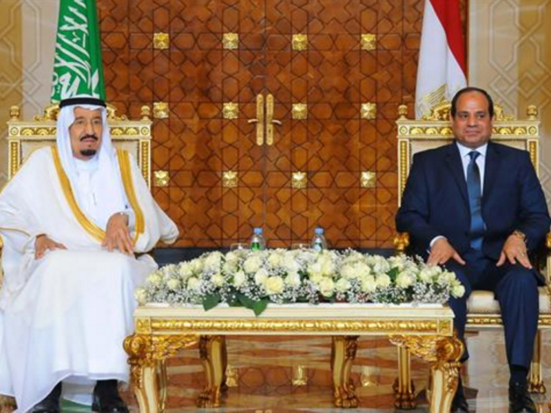 Saudi King Salman Bin Abdulaziz (left) with Egyptian President Abdel Fatah al-Sisi (photo: AFP)