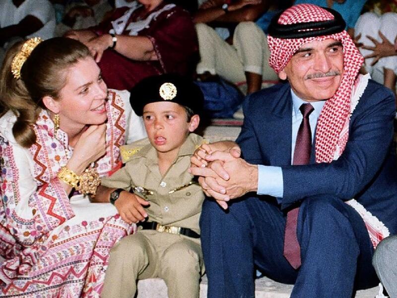 تزوج أربع مرات، إلا أنه لم يجمع بين زوجتين في وقت واحد، وقد أنجب من هذه الزيجات 11 ولدًا وبنتًا.