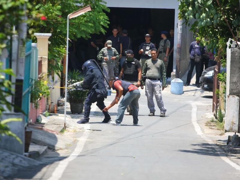 The Indonesian bomb squad responds to a bomb threat in Solo, Indonesia, in 2012. (AFP/File)