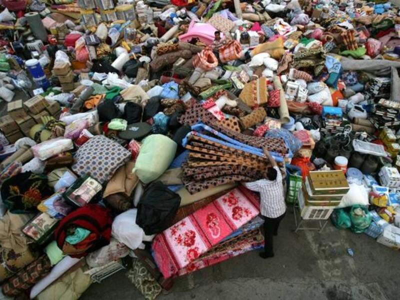 IRAQ, Arbil : An Iraqi-Kurdish man delivers mattresses as the Iraqi Red Crescent Society gathers aid supplies for Syrian refugees in the city of Arbil, the capital of the autonomous Kurdish region of northern Iraq, on August 19, 2013. TOPSHOTS/AFP PHOTO / SAFIN HAMED