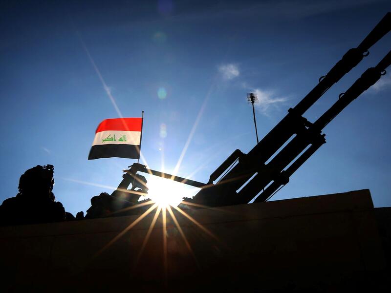 Iraqi troops stand guard in Makhmur, outside of Mosul, on February 11, 2016.  (AFP/Safid Hamed)