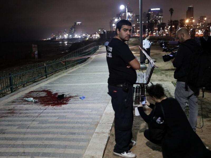 Israeli police and journalists gather at the scene of a stabbing attack on March 8, 2016 in the neighborhood of Jaffa near Tel Aviv. (AFP/Thomas Coex)