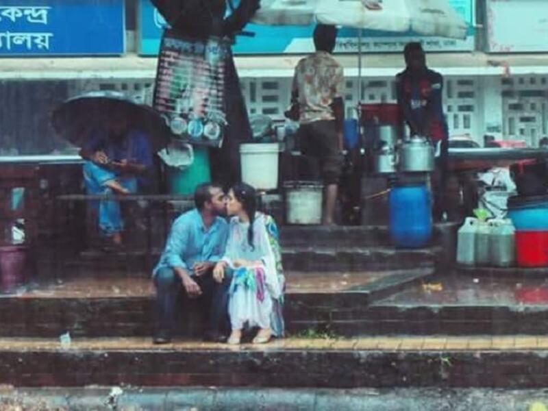 Couple Kissing in Bangladesh (Twitter)