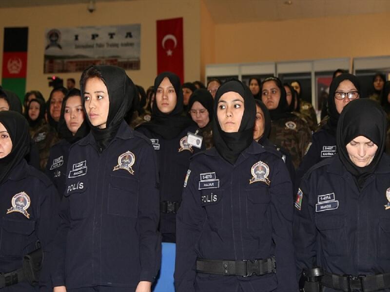 في تشرين الأول / أكتوبر 2013، رفعت تركيا الحظر المفروض على ارتداء النسوة للحجاب في مؤسسات الدولة، ونفى أردوغان أي نية من جانبه لفرض القيم الإسلامية على تركيا، ويقول إنه ملتزم بالعلمانية ولكنه يؤيد حق الأتراك في التعبير عن معتقداتهم الدينية بقدر أكبر من الحرية.
