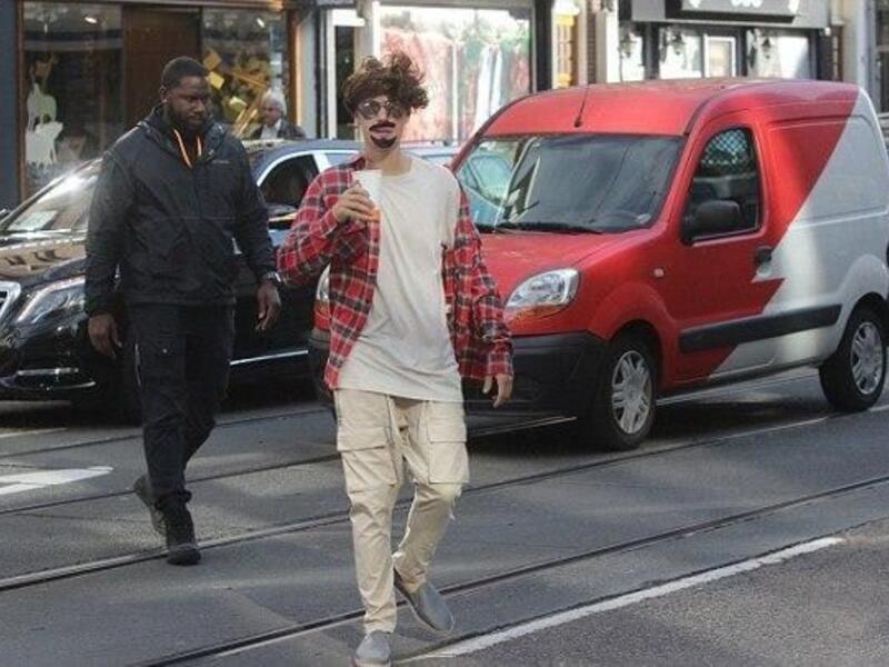 تنكر النجم جاستن بيبر وتجول في الشوارع  فقصد أحد المقاهي حيث وضع شارباً ولحية وشعراً مستعارين وارتدى سروالًا عادياً وكنزة باللون الأبيض مع قميص بأكمام طويلة باللون الأحمر وأخفى عينيه بنظارة شمسية كبيرة واستطاع الكثير من الناس التعرف إليه بشكل سريع.