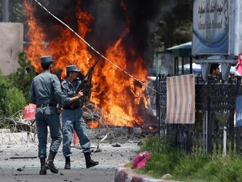 كابل 12/4: هجوما انتحاريًا قُتل فيه 5 أشخاص على الأقل، بالقرب من مبنى وزارة الدفاع الأفغانية. وأعلن تنظيم "داعش"، عبر الإنترنت، مسؤوليته عن هذا التفجير، كما أنه تبنى أيضًا الهجوم على المستشفى العسكري في كابل، الذي أودى بحياة 49 شخصًا، مطلع الشهر الماضي.
