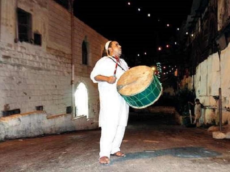 المسحراتي: كان أول من استخدم الطبلة هم أهل مصر، أما اليمن والمغرب فكانوا يدقون الأبواب بالنبابيت، بينما يطوف أهل الشام على البيوت عازفين على الطنابير، والجميع ينشدون الأناشيد الرمضانية الجميلة.