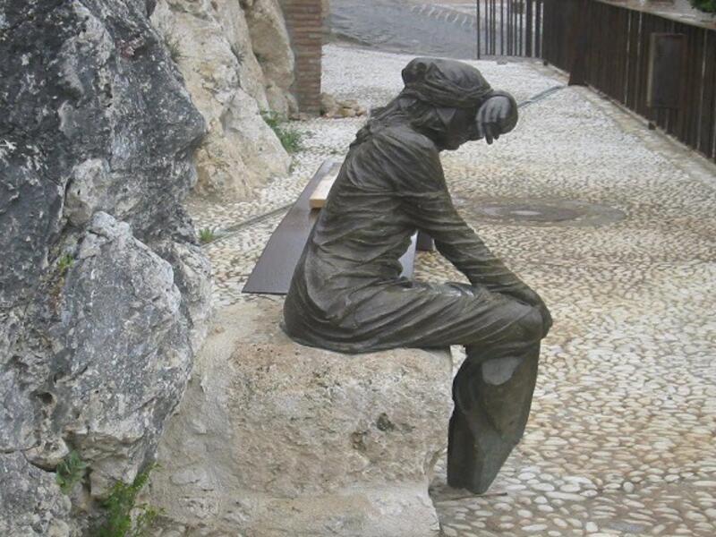 تمثال في مدينة لوشة لـ " مريم - أو مُرَيمة - بنت إبراهيم بن علي العطار " زوجة أبي عبد الله - آخر سلاطين بني الأحمر، التمثال لمريم وهي في حالة حزن على وداعها للوشة وعلى مصير زوجها السلطان أبي عبد الله.