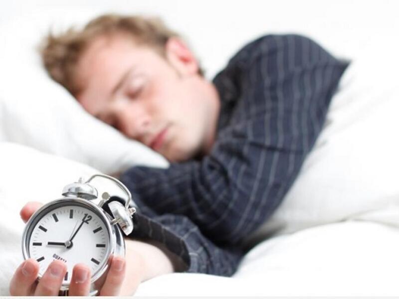 تغير مواعيد النوم في رمضان والعيد تؤثر بشكل سلبي على عودة الناس إلى نومهم الطبيعي بعد انتهائه، وذلك مع تغيير الساعة الحيوية للجسم، هي قدرة الجسم على التحول من النوم في ساعات معينة إلى الاستيقاظ والنشاط في ساعات أخرى فيصبح نهارهم ليلا وليلهم نهارًا.