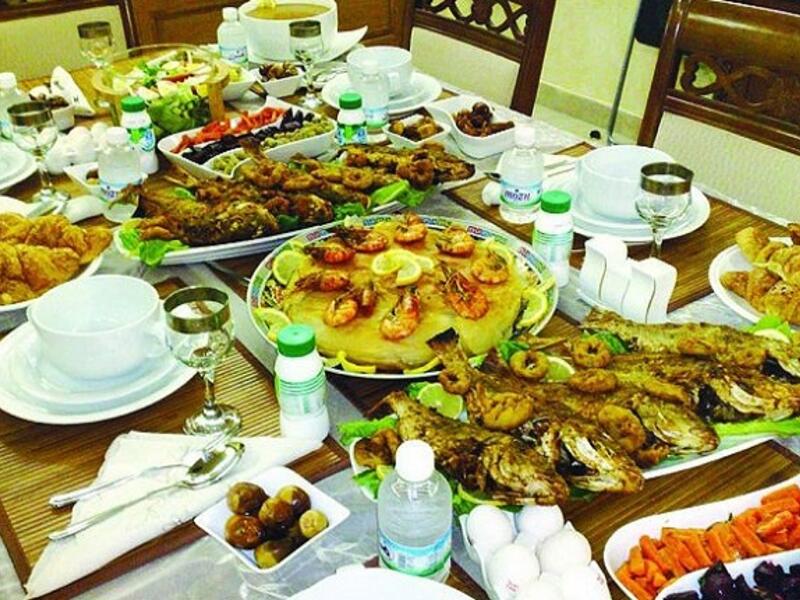 المبالغة في الطعام، والوجبات المشبعة بالدهون وغير صحية والتي كنا نتناولها بشراهة رمضان، اضافةً إلى تغيير مواعيد الطعام بعد رمضان ستؤثر على صحة أجسامنا مع ازدياد الوزن.