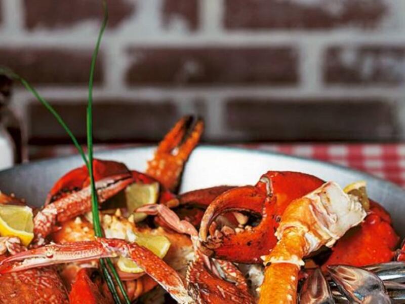 مطعم CLAW BBQ: هو اغرب مطاعم دبى ويقدم اطباق بحرية للسلطعون او جراد البحر كما هى بقشورها الصلبة مع الادوات العنيفة لكسر هذه القشور وتناوله.