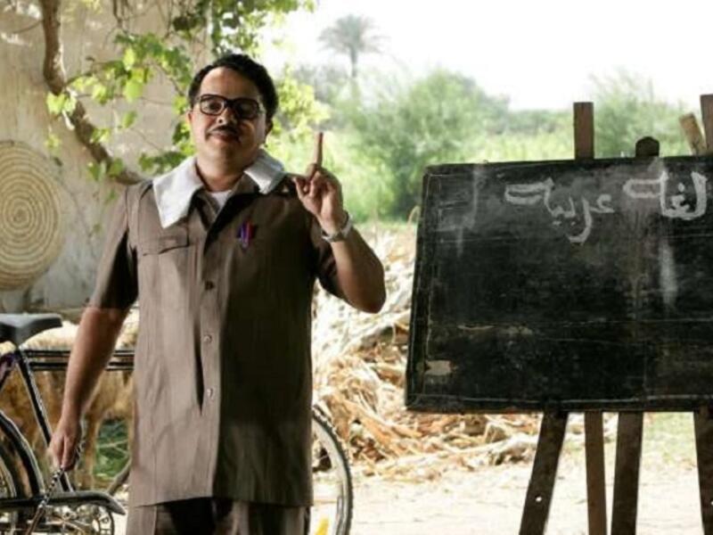 رمضان مبروك أبو العلمين حمودة"محمد هنيدي" : يناقش مشاكل التعليم في مصر من خلال شخصية مدرس لغة عربية ريفي له شخصية قوية، ينتقل ليقابل هناك طلابًا من نوع آخر من أبناء كبار المسئولين، وهناك تدور أحداث مثيرة تكشف خبايا التعليم ومشاكله.