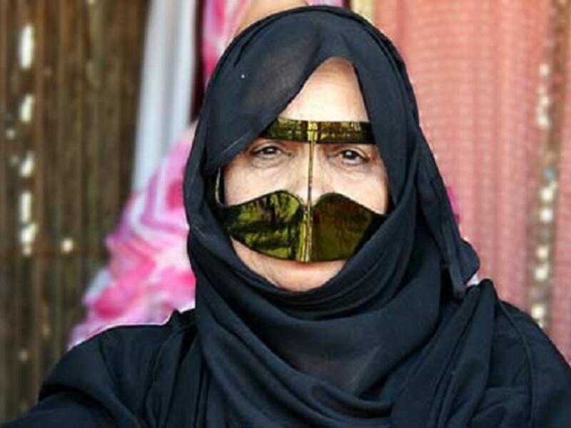 البرقع الاماراتي: يعد من أهم ما في الزي الاماراتي النسوي وأكثره تميزا، ولا يعد البرقع مجرد قطعة توضع على الأنف لتغطي جزءً من الوجه بل هي ذات طابع جمالي وأسعار عالية في بعضها.