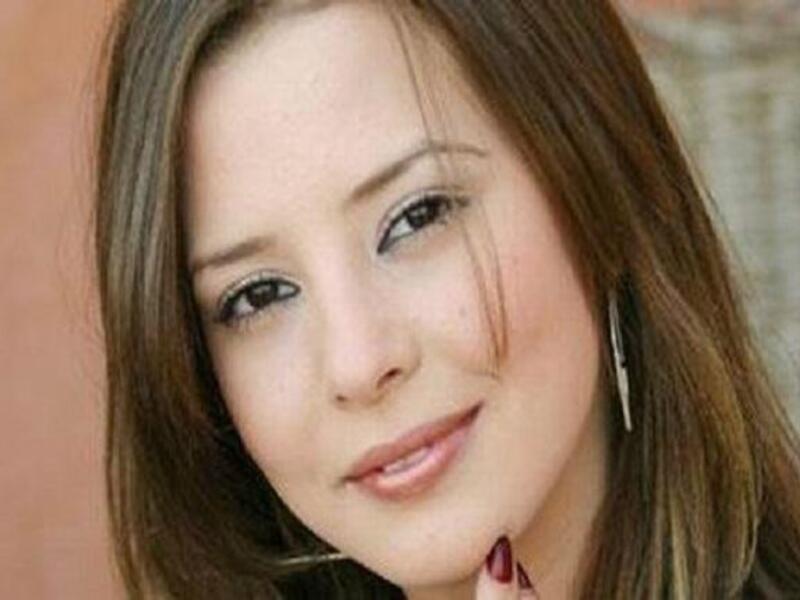 الممثلة إيمان العاصي: بعد نجاحها في مسلسل " حضرة المتهم أبي" قررت اعتزال التمثيل نهائياً وارتداء الحجاب، ثم عادت للأضواء من جديد بدون حجاب لتفاجئنا مرة أخري باعتزالها  وحجابها لينتهي الحال بها إلي خلع الحجاب نهائيا والاشتراك في أكثر من عمل.