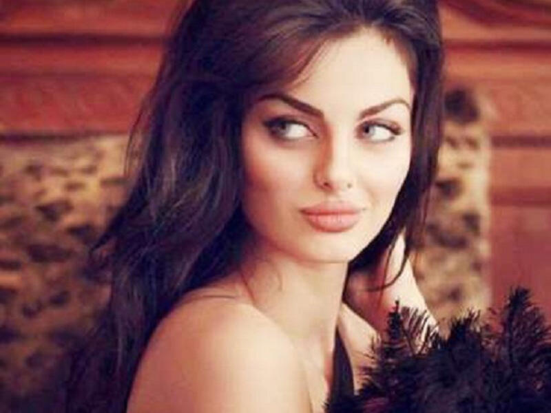 عارضة الأزياء الإيرانية “ماهلاغا جابري” والتي يعتبرها الكثيرون أجمل امرأة في العالم بلا منازع وأنها أجمل بكثير من أيقونات جمال العصر الحالي، ويرى البعض أنها تشبه "كارداشيان" إلا أننا نعتقد أنها تفوقها جمالاً.. ما رأيكم؟ .