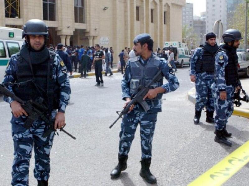 Security forces gather outside the Shiite al-Imam al-Sadeq mosque after it was targeted by a suicide bombing during Friday prayers, in Kuwait City, on June 26, 2015. (AFP/File)