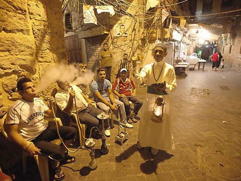 لبنان يستقبل الناس شهر رمضان بشوق إلى لياليه ذات الطابع الخاص، فتضج الطرقات بالناس وخاصة ساعة الإفطار، حيث يهرعون إلى بيوتهم قبل أذان المغرب، ويتم تركيب الزينة في الطرقات وكأنها عروس,. كما يتبادل الناس التهنئة بمناسبة قدوم هذا الشهر.
