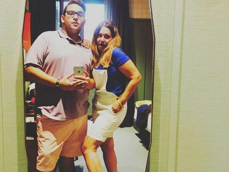 شاركت النجمة ليلى علوى جمهورها صورة على موقع الصور “إنستجرام” برفقة ابنها خالد وهى ترتدى “شورت” وانهالت التعليقات على الصورة من رواد مواقع التواصل الاجتماعى الذين أكدوا أن الفنانة تتمتع برشاقة رغم كبر سنها فيما علق بعض النشطاء على الصورة بتعليقات ساخرة.