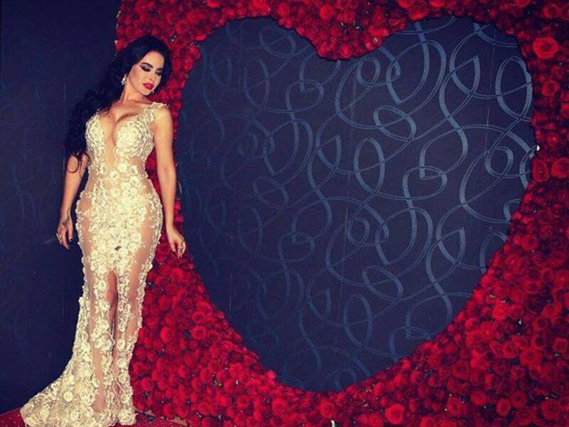 أصيبت الفنانة ليال عبود بالذهول عند وصولها الى مربع “بلازا بالاس” في منطقة طبرجا لمصادفتها لوحة عملاقة من الورود الطبيعية في وسطها قلب كبير وهي عبارة عن رسالة تقدير من مرسلها الى عبود التي شكرت صاحب الذوق الرفيع والراقي 