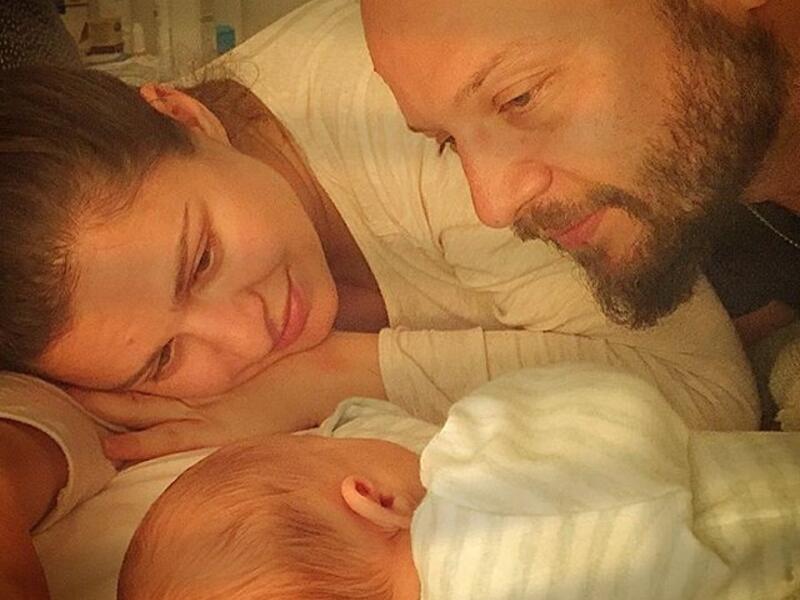 نشر الفنان مكسيم خليل صورة لمولوده الجديد لوكاس على موقع انستقرام وظهر في الصورة بصحبة زوجته الفنانة سوسن أرشيد ومعهما طفلهما وهو ممدداً على جانبه خليل كتب تعليقاً على الصورة: “لحظة حقيقة في عالم ملئ بالأوهام الله يحمي ولادكم وأهلكم ويهدي البشرية للسلام”.